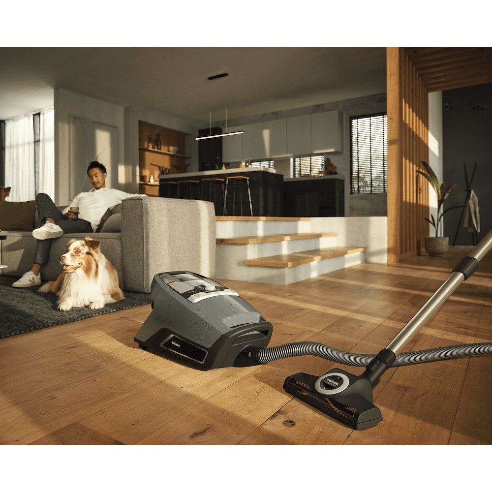 Miele 12034120 Bagless Cylinder Vacuum Cleaner BLIZZARD CX1 CAT & DOG - GREY. Miele 12034120 Bagless Cylinder Vacuum Cleaner BLIZZARD CX1 CAT & DOG - GREY.