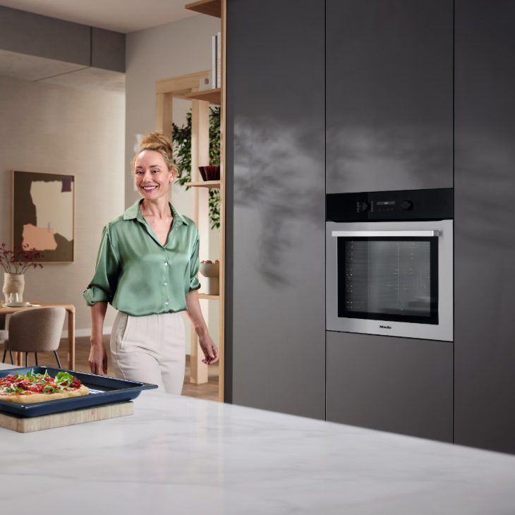 Miele ContourLine Pyrolytic Built In Single Oven H2761BP - Stainless Steel Miele ContourLine Pyrolytic Built In Single Oven H2761BP - Stainless Steel