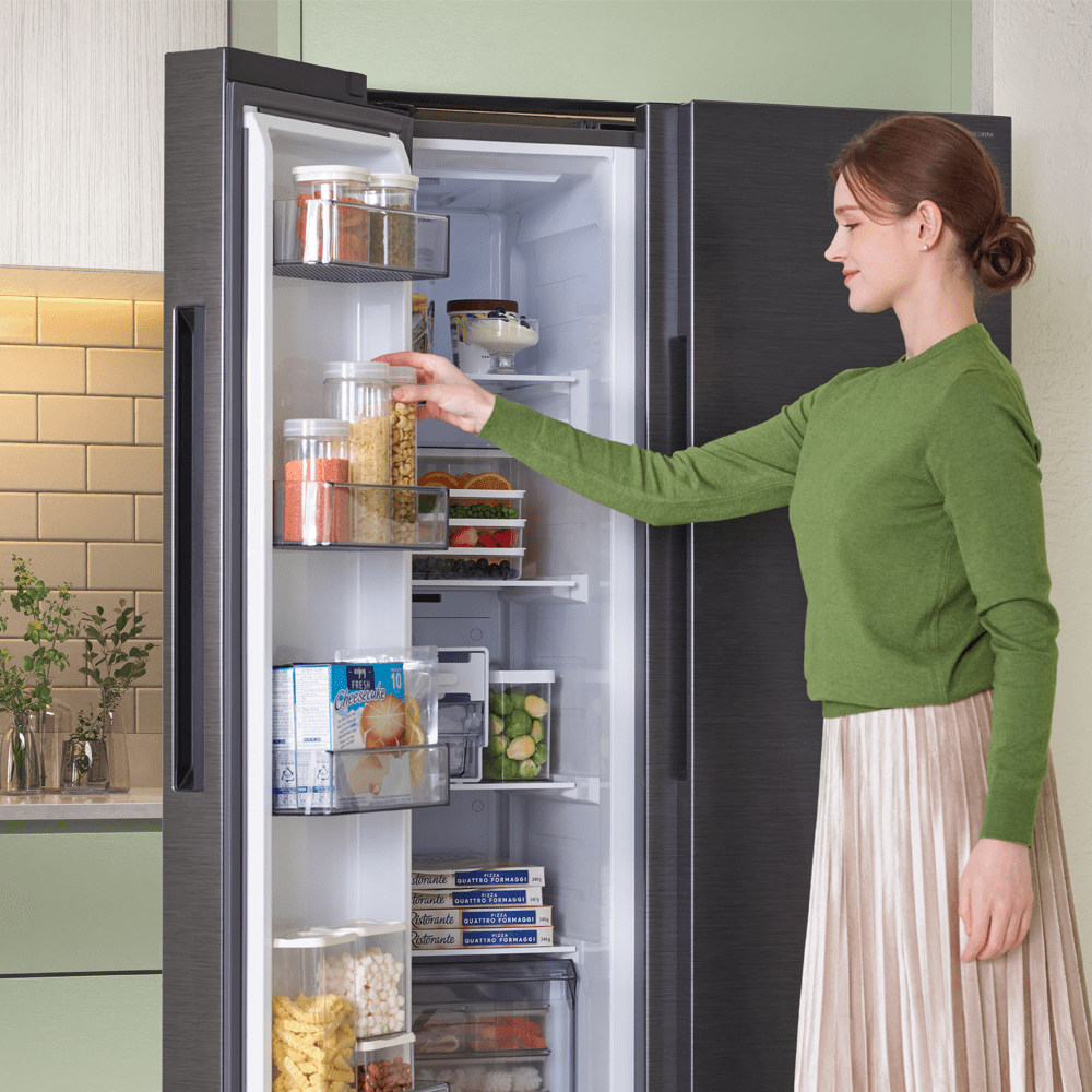 Samsung Series 8 American Fridge Freezer With Ice & Water RS80F64KEFEU - Black Samsung Series 8 American Fridge Freezer With Ice & Water RS80F64KEFEU - Black