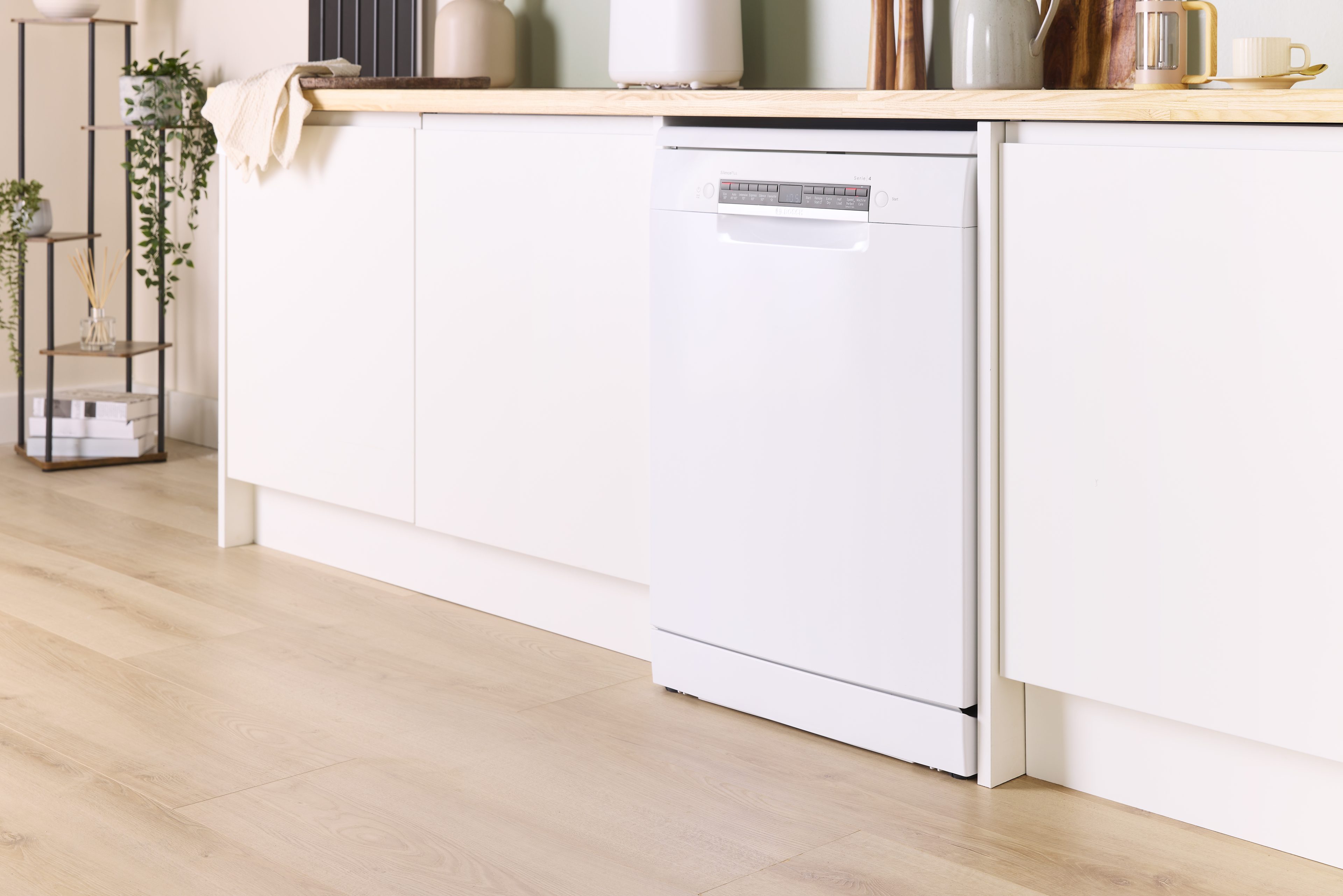 Bosch 60cm Series 4 Freestanding Dishwasher SMS4EMW06G - White Bosch 60cm Series 4 Freestanding Dishwasher SMS4EMW06G - White