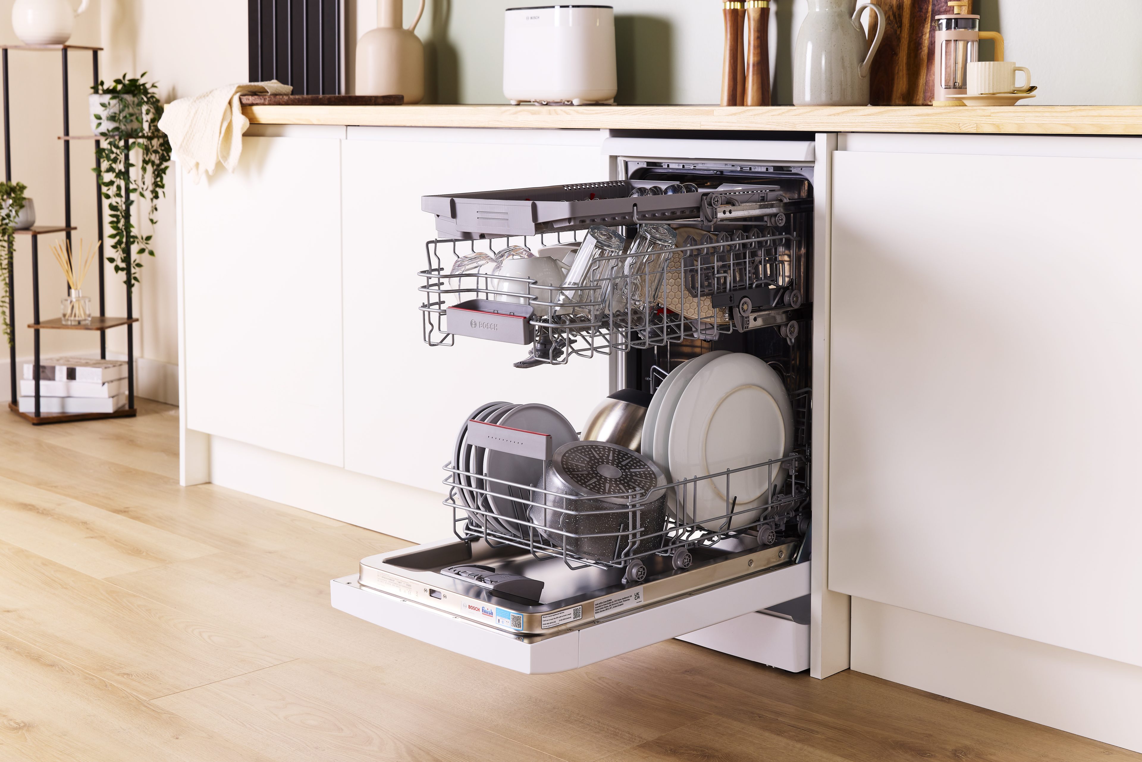 Bosch 45cm Series 4 Freestanding Dishwasher SPS4HMW49G - White Bosch 45cm Series 4 Freestanding Dishwasher SPS4HMW49G - White