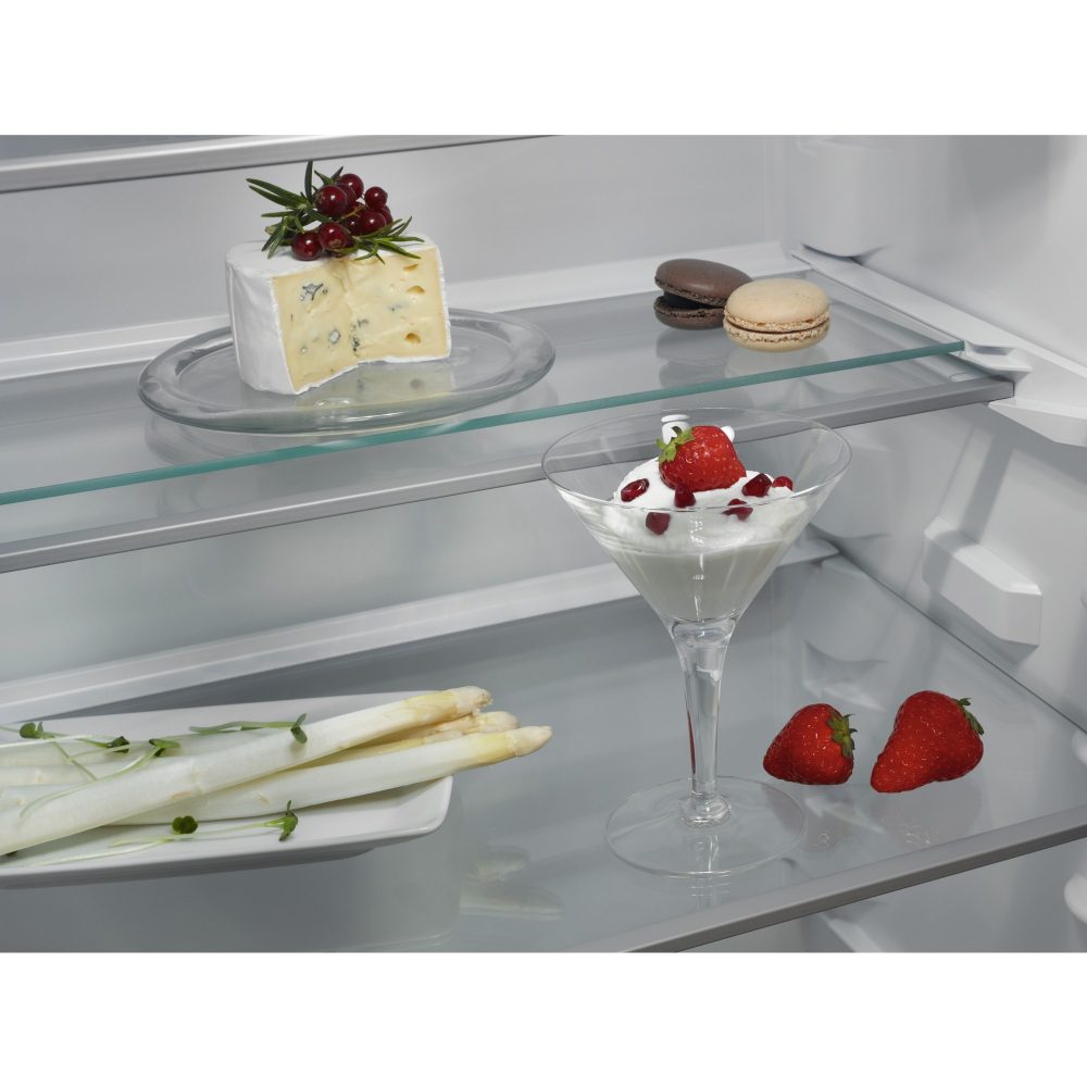 AEG 177cm Series 7000 Integrated Frost Free 70/30 Fridge Freezer NSC7G181DS AEG 177cm Series 7000 Integrated Frost Free 70/30 Fridge Freezer NSC7G181DS