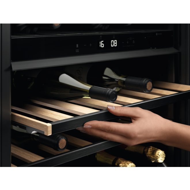 AEG Series 8000 60cm Integrated Undercounter Dual Zone Wine Cooler AWUD040B8B - BLACK AEG Series 8000 60cm Integrated Undercounter Dual Zone Wine Cooler AWUD040B8B - BLACK