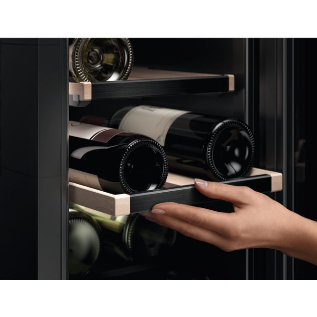 AEG 30cm Series 7000 Integrated Undercounter Wine Cooler AWUS018B7B - BLACK AEG 30cm Series 7000 Integrated Undercounter Wine Cooler AWUS018B7B - BLACK
