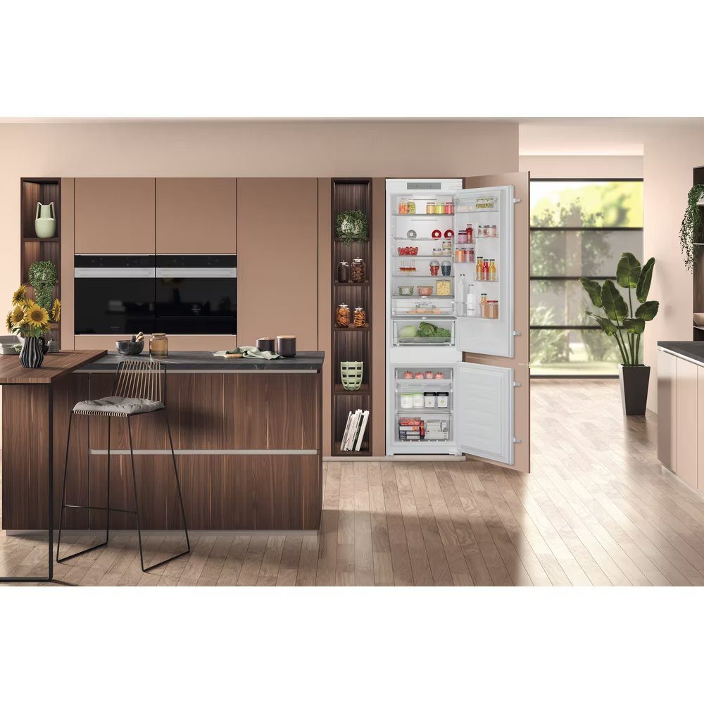 Hotpoint HTC20T322 194cm Integrated 70/30 Frost Free Fridge Freezer
