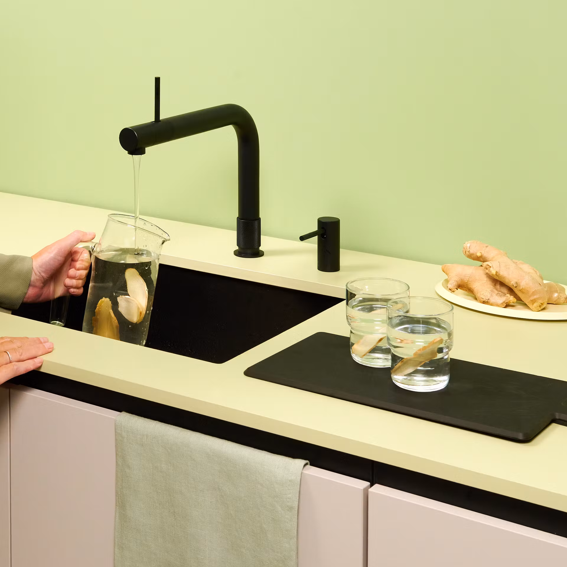 Quooker Combi Front Boiling Water Tap COMBI 2.2 FRONT BLK FTBLK - Black Quooker Combi Front Boiling Water Tap COMBI 2.2 FRONT BLK FTBLK - Black