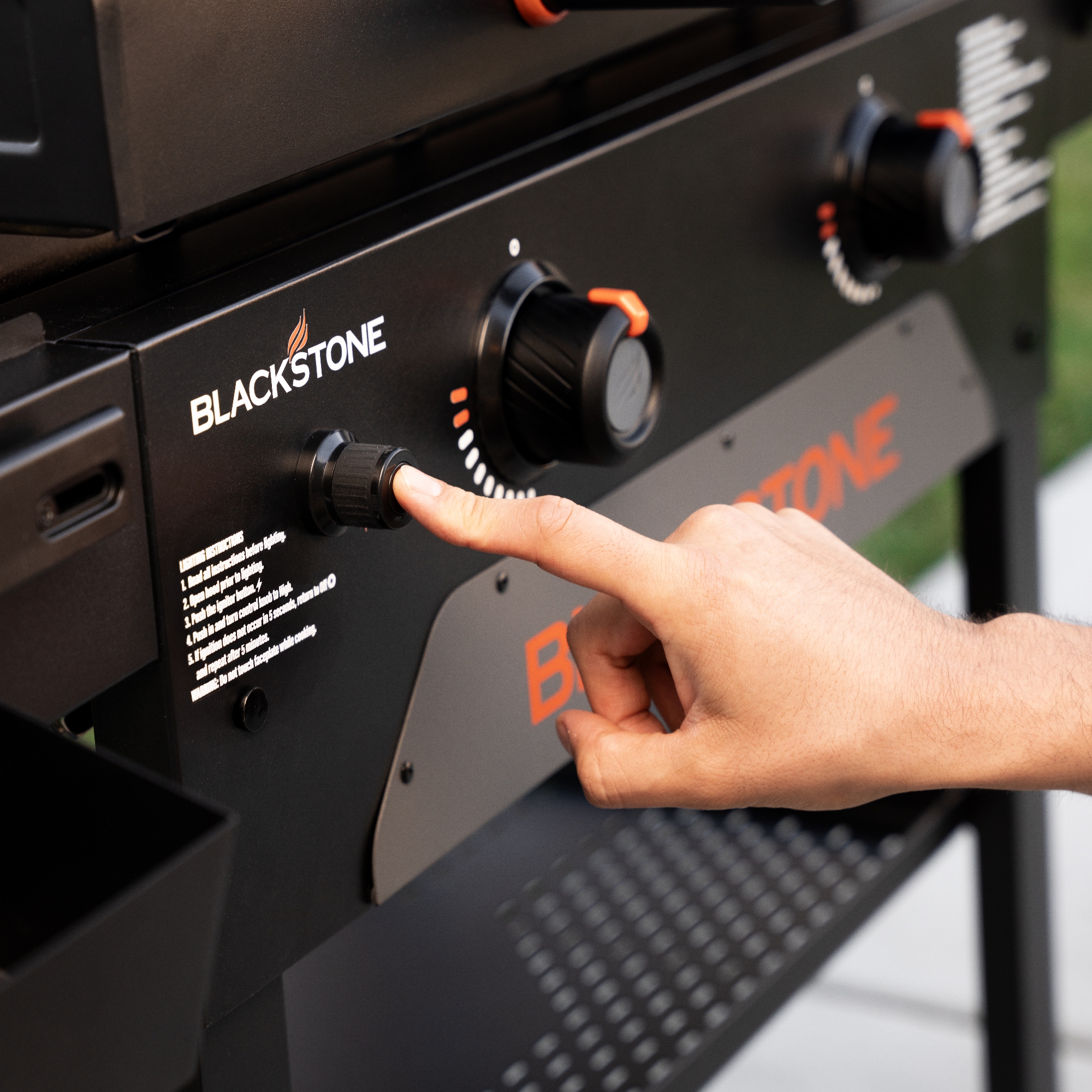Blackstone 28" Original Omnivore Blackout Griddle Cooking Station with Hood 257-2287DK - Black Blackstone 28" Original Omnivore Blackout Griddle Cooking Station with Hood 257-2287DK - Black