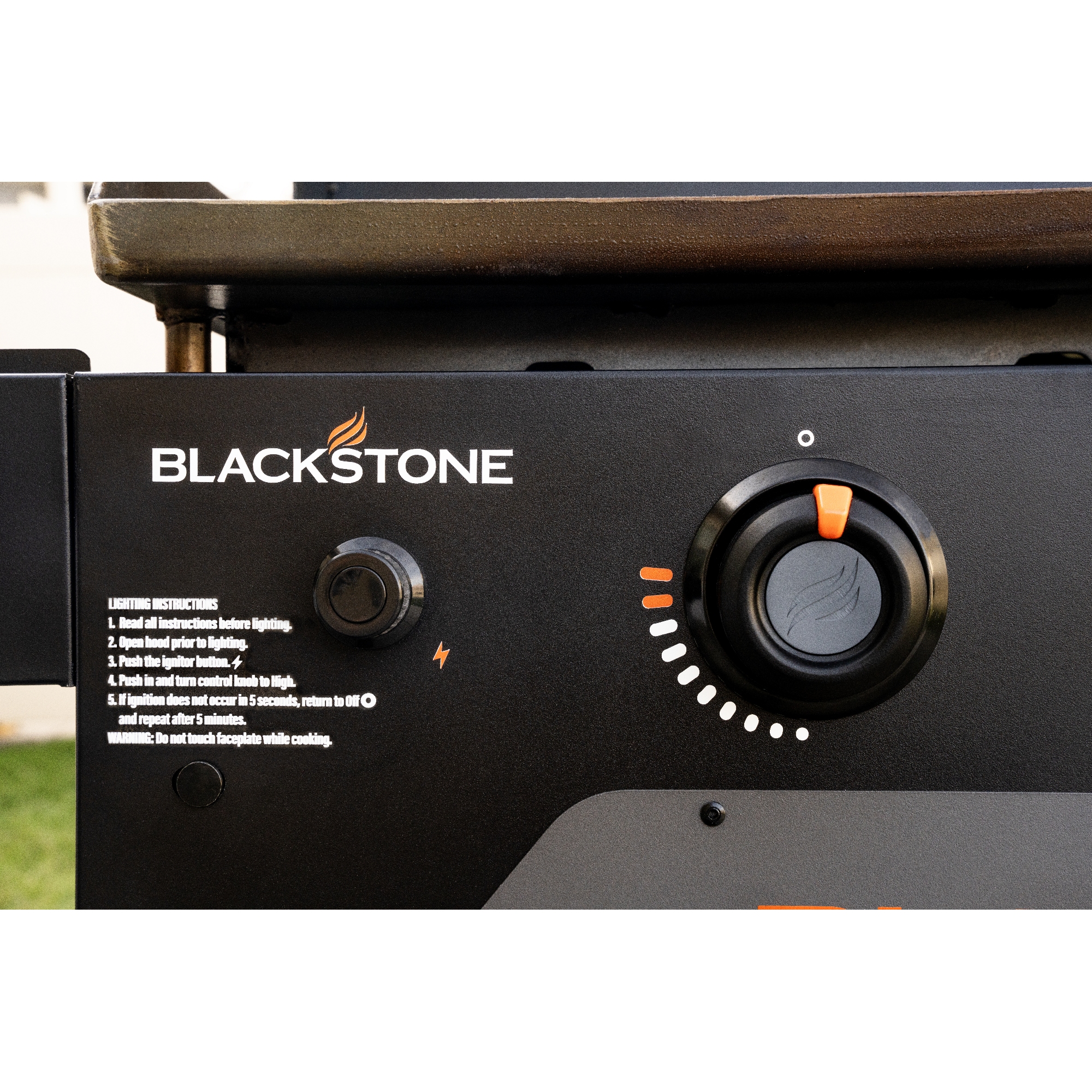 Blackstone 28" Original Omnivore Blackout Griddle Cooking Station with Hood 257-2287DK - Black Blackstone 28" Original Omnivore Blackout Griddle Cooking Station with Hood 257-2287DK - Black